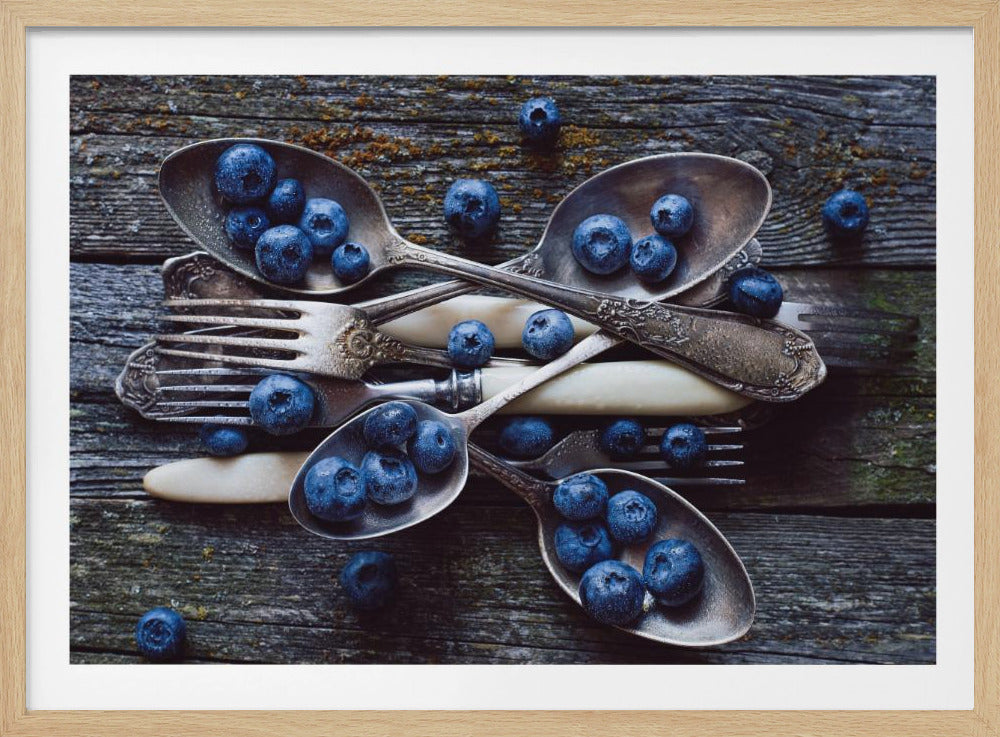 Färska blåbär på väderbitna träplankor | Poster