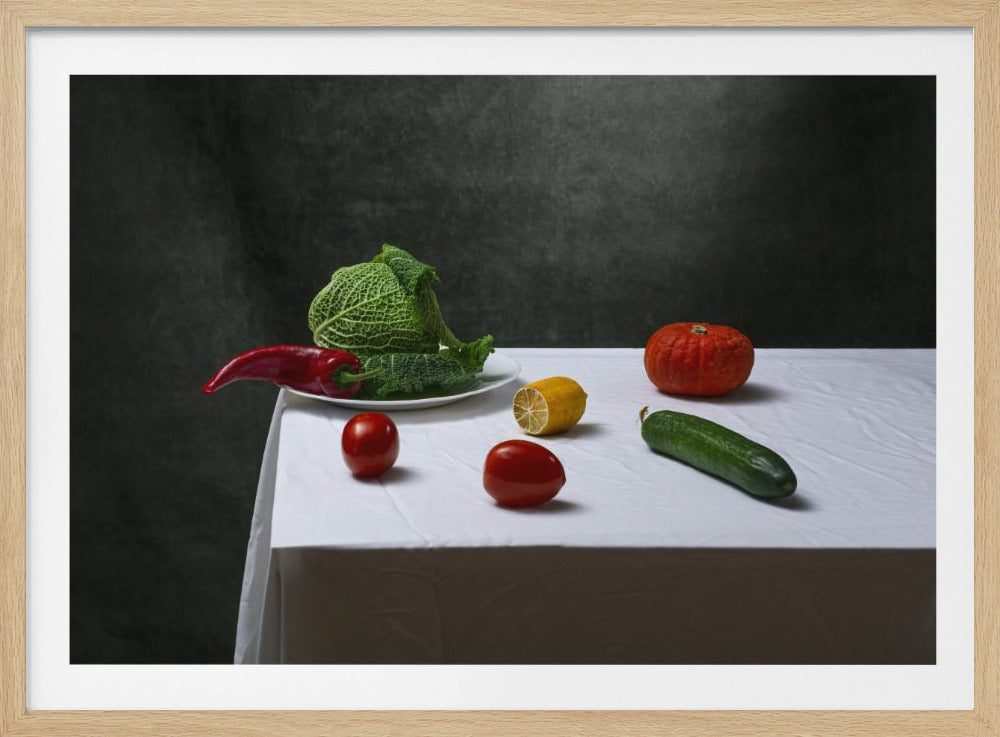Stilleben med savoykål, tomater, gurka, röd paprika, citron och pumpa | Poster