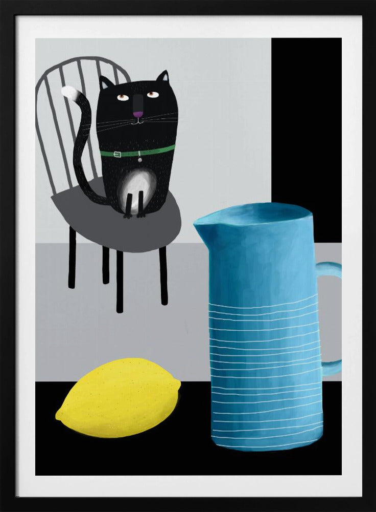 Söt svart katt sittande på en stol med blå vas och citron | Poster