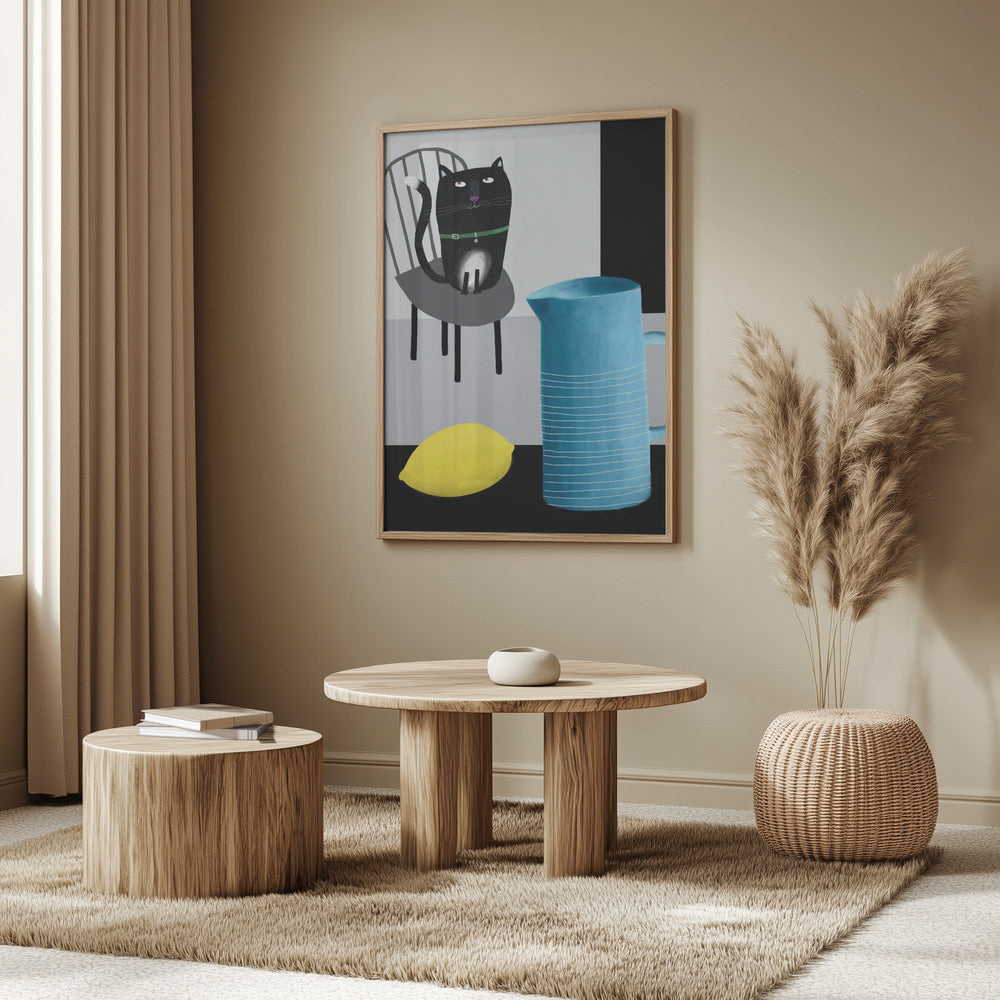 Söt svart katt sittande på en stol med blå vas och citron | Poster