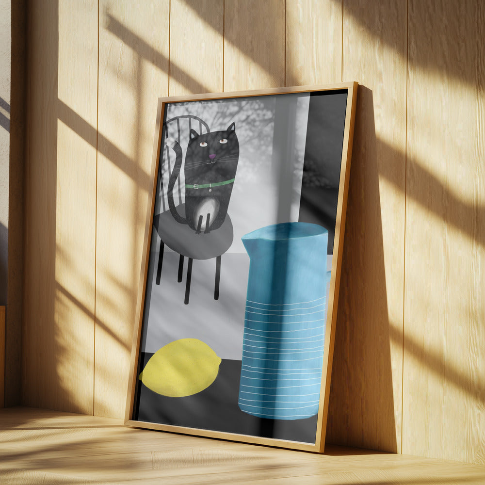 Söt svart katt sittande på en stol med blå vas och citron | Poster