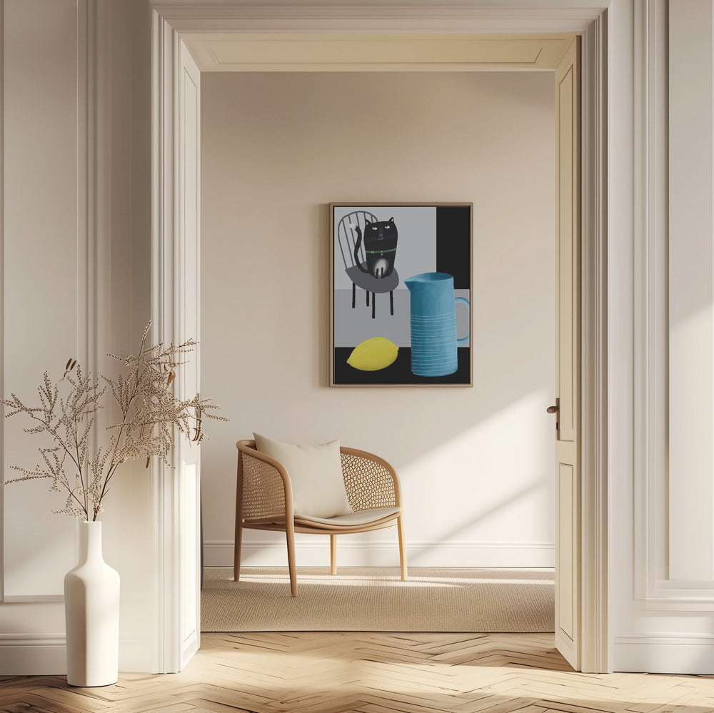 Söt svart katt sittande på en stol med blå vas och citron | Poster
