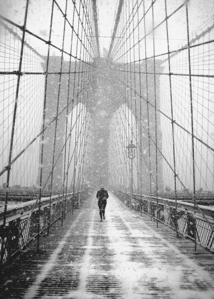 New York Walker i snøstorm - Brooklyn Bridge | Lerretsbilder