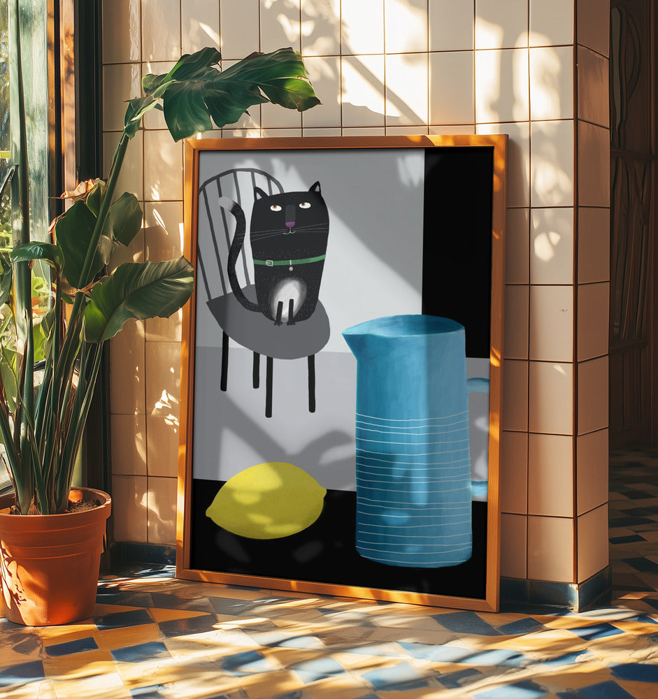 Söt svart katt sittande på en stol med blå vas och citron | Poster