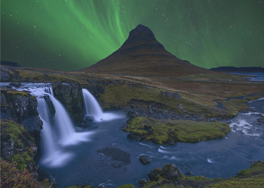 Kirkjufell... Under en boreal grön himmel | Tapet