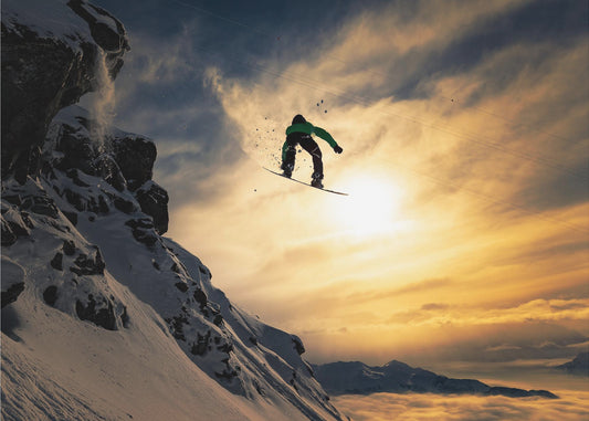 Snowboardåkning i solnedgången | Poster