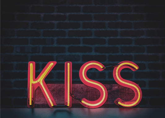 Kyss i neon | Tapet